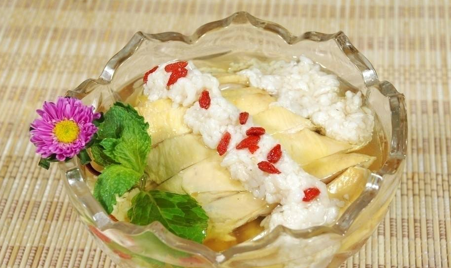 满洲里木材突发大火,火光照亮半个夜空“开云体育官网”(图2) 开云直播